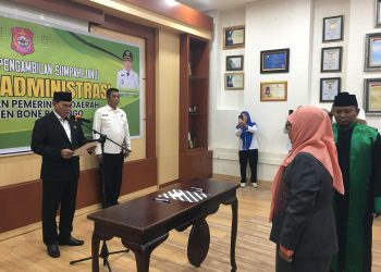 Sekretaris Daerah Bone Bolango, Iwan Mustapa, resmi melantik dan mengambil sumpah Kepala Bagian Tata Pemerintahan dan Kerja Sama Daerah Setda Bone Bolango, Erna Patuti di Ruang Rapat Sekda, Rabu (1/7/2026). (F.Indra/Diskominfo)