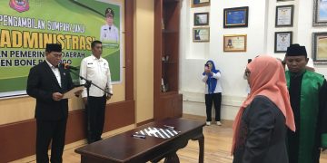 Sekretaris Daerah Bone Bolango, Iwan Mustapa, resmi melantik dan mengambil sumpah Kepala Bagian Tata Pemerintahan dan Kerja Sama Daerah Setda Bone Bolango, Erna Patuti di Ruang Rapat Sekda, Rabu (1/7/2026). (F.Indra/Diskominfo)