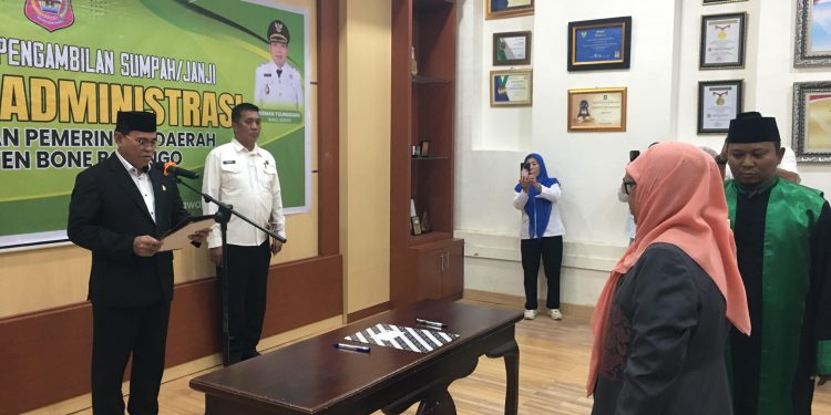 Sekretaris Daerah Bone Bolango, Iwan Mustapa, resmi melantik dan mengambil sumpah Kepala Bagian Tata Pemerintahan dan Kerja Sama Daerah Setda Bone Bolango, Erna Patuti di Ruang Rapat Sekda, Rabu (1/7/2026). (F.Indra/Diskominfo)
