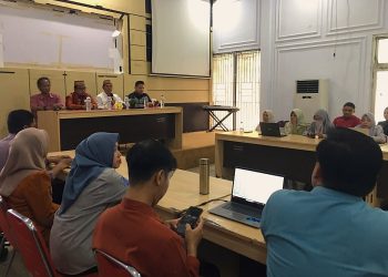 Sekretaris Daerah Bone Bolango, Iwan Mustapa saat membuka kegiatan Penyusunan Kebutuhan Jabatan Fungsional Analis Sumber Daya Manusia Aparatur Pemerintah Kabupaten Bone Bolango Tahun 2026 di Aula Tolopani Bappeda Litbang, Kamis (9/7/2026). (F. Indra/Diskominfo)