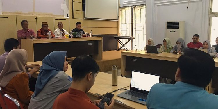 Sekretaris Daerah Bone Bolango, Iwan Mustapa saat membuka kegiatan Penyusunan Kebutuhan Jabatan Fungsional Analis Sumber Daya Manusia Aparatur Pemerintah Kabupaten Bone Bolango Tahun 2026 di Aula Tolopani Bappeda Litbang, Kamis (9/7/2026). (F. Indra/Diskominfo)