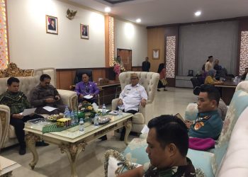 Bupati Bone Bolango, Ismet Mile, saat memimpin Rapat Forum Koordinasi Pimpinan Daerah (Forkopimda) yang berlangsung di Ruang Kerja Bupati, Kamis (16/7/2026). (F.Indra/Diskominfo)