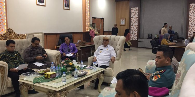 Bupati Bone Bolango, Ismet Mile, saat memimpin Rapat Forum Koordinasi Pimpinan Daerah (Forkopimda) yang berlangsung di Ruang Kerja Bupati, Kamis (16/7/2026). (F.Indra/Diskominfo)