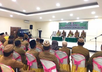 Bupati Ismet Mile didampingi Sekda Iwan Mustapa saat memimpin Rapat Koordinasi di Ruang Lupa Lelah Kantor Bupati, Selasa (21/7/2026). (F.Indra/Diskominfo)
