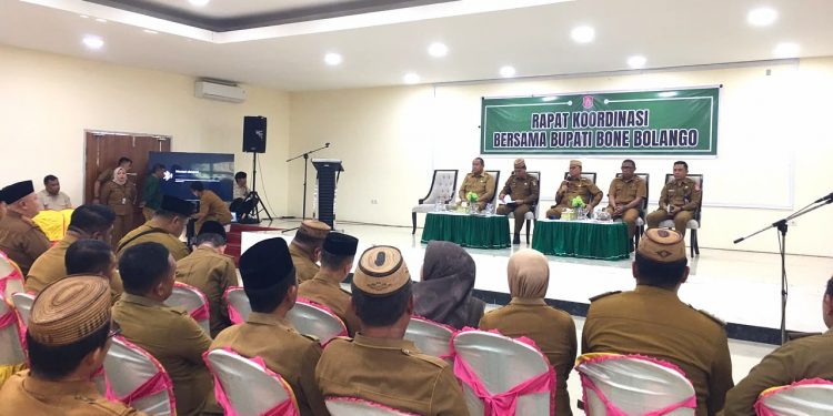 Bupati Ismet Mile didampingi Sekda Iwan Mustapa saat memimpin Rapat Koordinasi di Ruang Lupa Lelah Kantor Bupati, Selasa (21/7/2026). (F.Indra/Diskominfo)