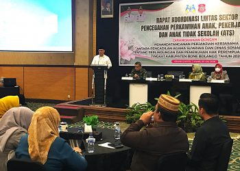 Sekretaris Daerah Bone Bolango, Iwan Mustapa saat membuka Rapat Koordinasi Lintas Sektor Pencegahan Perkawinan Anak, Pekerja Anak dan Anak Tidak Sekolah (ATS) yang dirangkaikan dengan Penenandatanganan Perjanjian Kerjasama antara Pengadilan Agama Suwawa dan Dinas Sosial P3APPKB tentang Perlindungan dan Pemenuhan Hak Perempuan dan Anak tingkat Kabupaten Bone Bolango Tahun 2026 di Grand Q Hotel Kota Gorontalo, Kamis (2/7/2026). (F.Indra/Diskominfo)