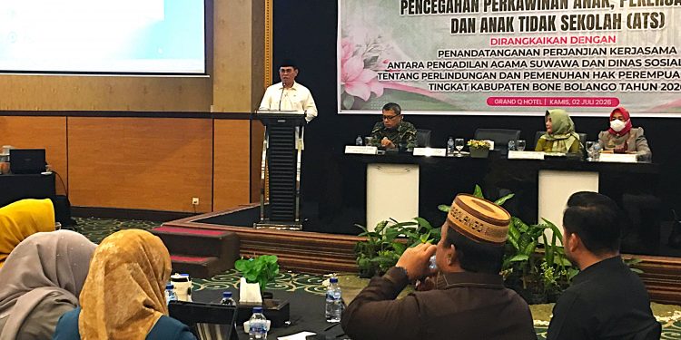 Sekretaris Daerah Bone Bolango, Iwan Mustapa saat membuka Rapat Koordinasi Lintas Sektor Pencegahan Perkawinan Anak, Pekerja Anak dan Anak Tidak Sekolah (ATS) yang dirangkaikan dengan Penenandatanganan Perjanjian Kerjasama antara Pengadilan Agama Suwawa dan Dinas Sosial P3APPKB tentang Perlindungan dan Pemenuhan Hak Perempuan dan Anak tingkat Kabupaten Bone Bolango Tahun 2026 di Grand Q Hotel Kota Gorontalo, Kamis (2/7/2026). (F.Indra/Diskominfo)