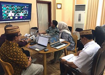 Sekretaris Daerah Bone Bolango saat mengikuti zoom meeting bersama Kanwil Regional BKN Manado terkait Pra Ekspose Managemen Talenta di Ruang Kerja Sekda, Jumat (3/7/2026). (F.Indra/Diskominfo)
