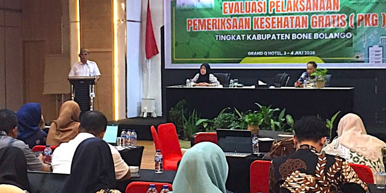 Sekretaris Daerah Bone Bolango, Iwan Mustapa saat menghadiri Evaluasi Pelaksanaan Cek Kesehatan Gratis (CKG) Kabupaten Bone Bolango di Grand Q Hotel Kota Gorontalo, Jumat (3/7/2026). (F.Indra/Diskominfo)