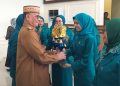 Bupati Bone Bolango, Ismet Mile pada Acara Puncak HKG PKK ke-54 tingkat Kabupaten Bone Bolango tahun 2026 di Aula BPMP Provinsi Gorontalo, Senin (6/7/2026). (F.Indra/Diskominfo)
