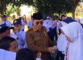 Sekretaris Daerah Bone Bolango, Iwan Mustapa saat menjadi Pembina Apel Perdana Satuan Pendidikan Jenjang SMP di SMP Negeri 2 Kabila, Senin (13/7/2026). (F.Indra/Diskominfo)
