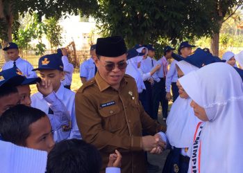 Sekretaris Daerah Bone Bolango, Iwan Mustapa saat menjadi Pembina Apel Perdana Satuan Pendidikan Jenjang SMP di SMP Negeri 2 Kabila, Senin (13/7/2026). (F.Indra/Diskominfo)