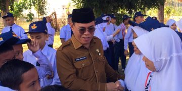 Sekretaris Daerah Bone Bolango, Iwan Mustapa saat menjadi Pembina Apel Perdana Satuan Pendidikan Jenjang SMP di SMP Negeri 2 Kabila, Senin (13/7/2026). (F.Indra/Diskominfo)