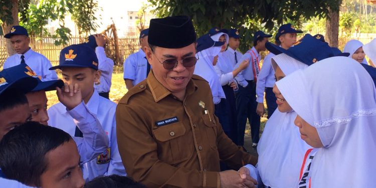 Sekretaris Daerah Bone Bolango, Iwan Mustapa saat menjadi Pembina Apel Perdana Satuan Pendidikan Jenjang SMP di SMP Negeri 2 Kabila, Senin (13/7/2026). (F.Indra/Diskominfo)