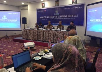 Bupati Bone Bolango, Ismet Mile didampingi Sekda Iwan Mustapa saat menjadi narasumber pada kegiatan High Level Meeting TP2DD se-Provinsi Gorontalo dan Workshop Penyusunan Roadmap ETPD di Fox Hotel Kota Gorontalo, Senin (13/7/2026). (F.Indra/Diskominfo)