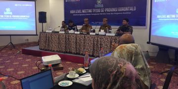 Bupati Bone Bolango, Ismet Mile didampingi Sekda Iwan Mustapa saat menjadi narasumber pada kegiatan High Level Meeting TP2DD se-Provinsi Gorontalo dan Workshop Penyusunan Roadmap ETPD di Fox Hotel Kota Gorontalo, Senin (13/7/2026). (F.Indra/Diskominfo)