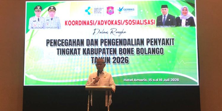 Bupati Bone Bolango, Ismet Mile didampingi Wabup Risman Tolingguhu dan Ketua T.P PKK Ruwaida Ismet Mile saat membuka kegiatan Koordinasi, Advokasi dan Sosialisasi Pencegahan dan Pengendalian Penyakit tingkat Kabupaten Bone Bolango tahun 2026 di Hotel Amaris Kota Gorontalo, Rabu (15/7/2026). (F.Indra/Diskominfo)