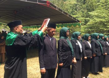 Bupati Ismet Mile saat melantik dan mengukuhkan Kepala Sekolah TK dan SD di kawasan Wisata Sungai Botu Motoli’oluwo, Desa Longalo, Kecamatan Bulango Utara, Selasa (21/7/2026). (F.Indra/Diskominfo)