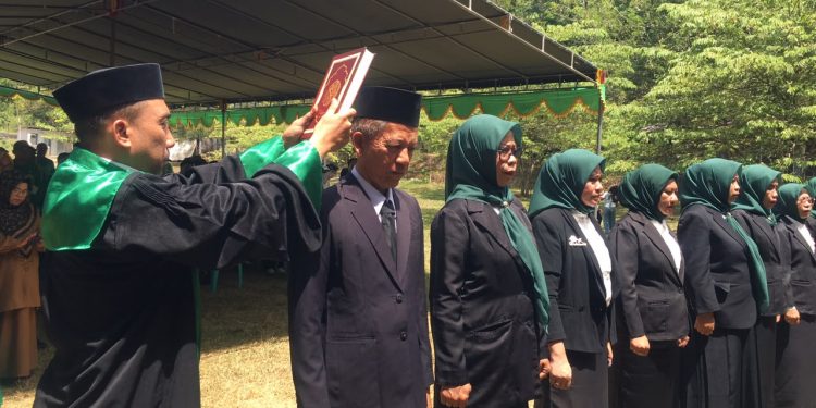 Bupati Ismet Mile saat melantik dan mengukuhkan Kepala Sekolah TK dan SD di kawasan Wisata Sungai Botu Motoli’oluwo, Desa Longalo, Kecamatan Bulango Utara, Selasa (21/7/2026). (F.Indra/Diskominfo)