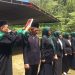 Bupati Ismet Mile saat melantik dan mengukuhkan Kepala Sekolah TK dan SD di kawasan Wisata Sungai Botu Motoli’oluwo, Desa Longalo, Kecamatan Bulango Utara, Selasa (21/7/2026). (F.Indra/Diskominfo)