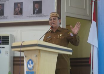 Sekretaris Daerah Bone Bolango, Iwan Mustapa saat menghadiri kegiatan ASN Peduli Pekerja Kabupaten Bone Bolango yang dirangkaikan dengan Sosialisasi Persiapan SPMB SNT 2026 dan Lokal Transit SNT 6 Bone Bolango di Aula BPMP Provinsi Gorontalo, Selasa (21/7/2026). (F.Onal/Prokopim)