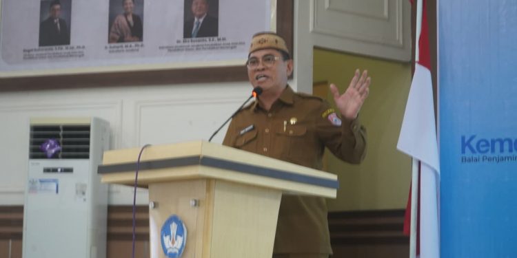Sekretaris Daerah Bone Bolango, Iwan Mustapa saat menghadiri kegiatan ASN Peduli Pekerja Kabupaten Bone Bolango yang dirangkaikan dengan Sosialisasi Persiapan SPMB SNT 2026 dan Lokal Transit SNT 6 Bone Bolango di Aula BPMP Provinsi Gorontalo, Selasa (21/7/2026). (F.Onal/Prokopim)