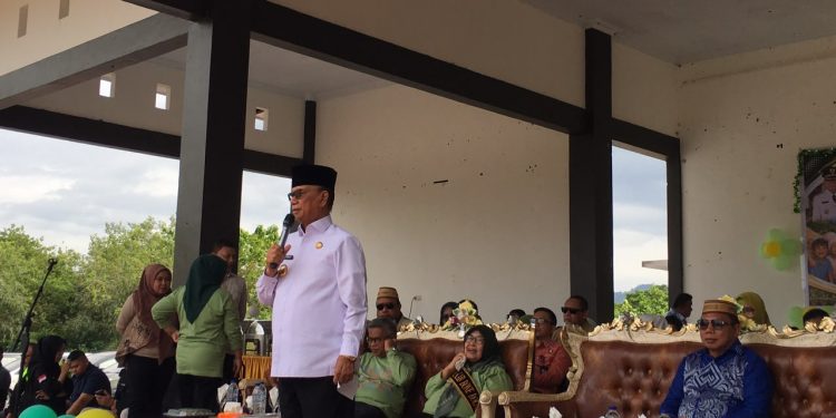Bupati Bone Bolango, Ismet Mile didampingi Wabup Risman Tolingguhu dan Bunda Paud Ruwaida Ismet Mile pada Pekan Kebudayaan Bone Bolango dan Hari Anak Nasional tingkat Kabupaten Bone Bolango yang digelar di Lapangan Alun-Alun Bone Bolango, Kamis (23/7/2026). (F.Indra/Diskominfo)