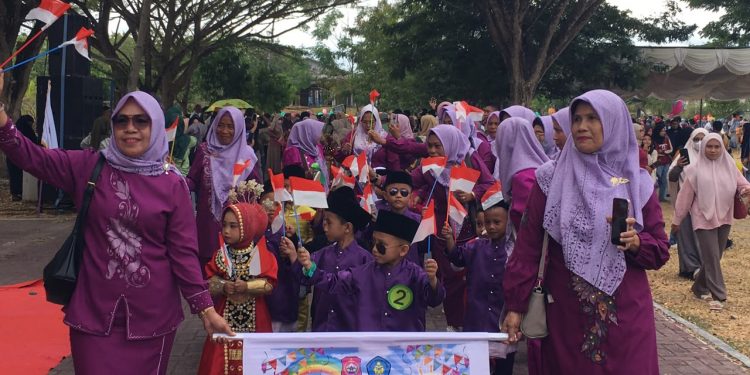 Para anak dari kelompok belajar dan TK saat mengikuti defile pada Peringatan Hari Anak Bone Bolango di Lapangan Alun-Alun, Kamis (23/7/2026). (F.Indra/Diskominfo)