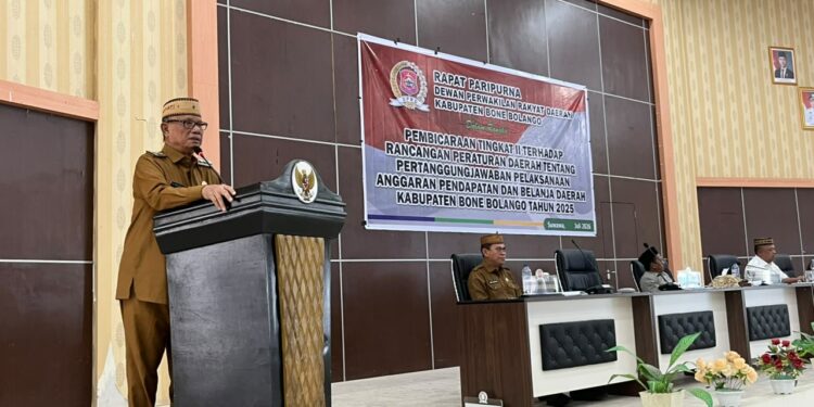Bupati Ismet Mile didampingi Sekda Iwan Mustapa pada Rapat Paripurna DPRD Bone Bolango dalam rangka Pembicaraan Tingkat II terhadap Rancangan Peraturan Daerah tentang Pertanggungjawaban Pelaksanaan Anggaran Pendapatan dan Belanja Daerah Kabupaten Bone Bolango tahun 2025 yang digelar di Ruang Sidang Utama DPRD Bone Bolango, Senin (27/7/2026). (F.Lanto/Prokopim)