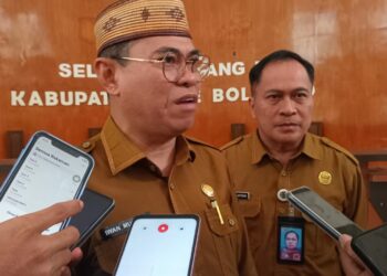 Sekda Iwan Mustapa saat diwawancarai awak media, Selasa (28/7/2026). (F. Ramdan)
