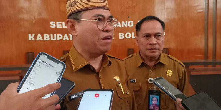 Sekda Iwan Mustapa saat diwawancarai awak media, Selasa (28/7/2026). (F. Ramdan)