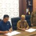 Bupati Bone Bolango, Ismet Mile didampingi Sekda Iwan Mustapa pada kegiatan Penandatanganan NPHD dan BAST tentang Perjanjian Hibah Tanah untuk Pembangunan Rumah Susun Kejari Bone Bolango yang digelar di Ruang Rapat Bupati, Selasa (28/7/2026). (F.Indra/Diskominfo)