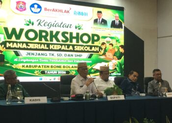 Bupati Ismet Mile saat membuka Workshop Manajerial Kepala Sekolah jenjang TK, SD, dan SMP di Grand Q Hotel, Kota Gorontalo, Kamis (30/7/2026). (F.Indra/Diskominfo)