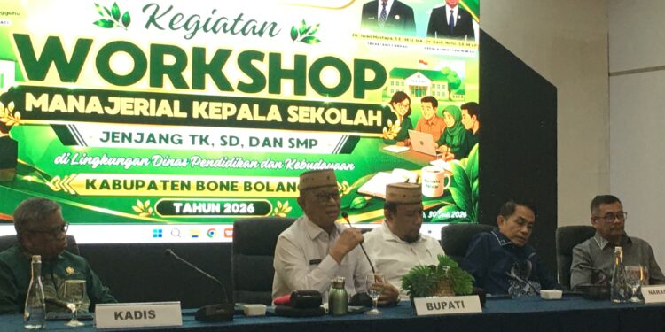 Bupati Ismet Mile saat membuka Workshop Manajerial Kepala Sekolah jenjang TK, SD, dan SMP di Grand Q Hotel, Kota Gorontalo, Kamis (30/7/2026). (F.Indra/Diskominfo)
