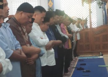 Pemerintah Kabupaten Bone Bolango menggelar Salat Istisqa di Masjid Baitul Haq, Suwawa, Kamis (30/7/2026). (F. Onal/Prokopim)