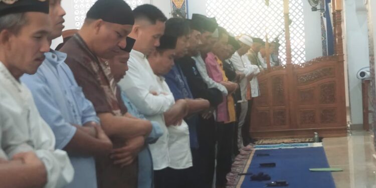 Pemerintah Kabupaten Bone Bolango menggelar Salat Istisqa di Masjid Baitul Haq, Suwawa, Kamis (30/7/2026). (F. Onal/Prokopim)
