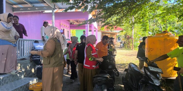 PMI berkolaborasi dengan BPBD Bone Bolango turun langsung mendistribusikan air bersih ke sejumlah wilayah yang mengalami kesulitan mendapatkan pasokan air