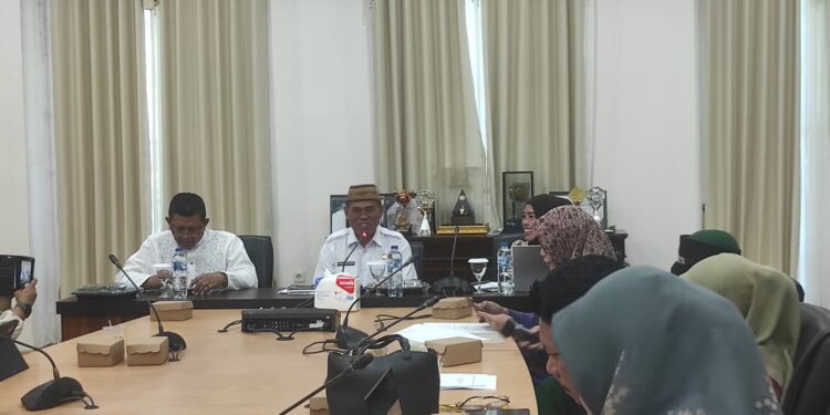 Sekda Iwan Mustapa saat menerima Tim Evaluasi LPPD Tahun 2025 dari Inspektorat Provinsi Gorontalo pada yang berlangsung di Ruang Rapat Sekda, Kamis (30/7/2026).