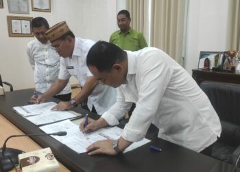 Penandatanganan Perjanjian Penggunaan Aset Berupa Bangunan Gedung Sekolah hasil pembangunan prasarana, sarana, dan utilitas umum (PSU) pada proyek Waduk Bulango Ulu oleh Sekretaris Daerah Bone Bolango, Iwan Mustapa, di Ruang Rapat Sekda, Kamis (30/7/2026).