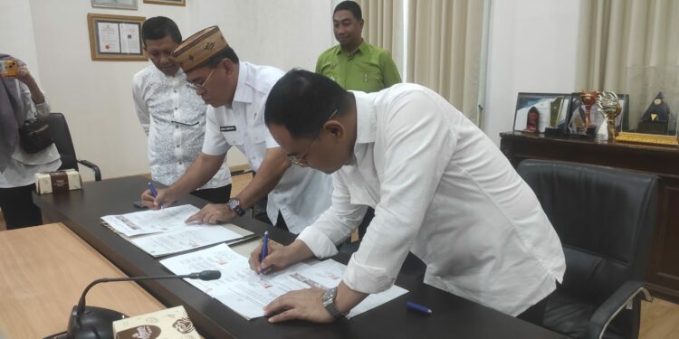 Penandatanganan Perjanjian Penggunaan Aset Berupa Bangunan Gedung Sekolah hasil pembangunan prasarana, sarana, dan utilitas umum (PSU) pada proyek Waduk Bulango Ulu oleh Sekretaris Daerah Bone Bolango, Iwan Mustapa, di Ruang Rapat Sekda, Kamis (30/7/2026).