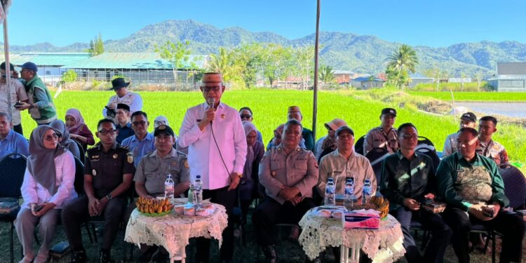 Bupati Bone Bolango, Ismet Mile, saat menghadiri Gerakan Tanam Serempak Padi Metode PM-AAS yang dipusatkan di lahan Kelompok Tani Mutiara, Desa Talango, Kecamatan Kabila, Kamis (30/7/2026). (F.Lanto/Prokopim)
