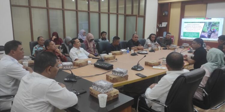 Rapat Koordinasi Perdana Tim Pelaksanaan Percepatan Pembangunan Infrastruktur Jalan Tulabolo–Pinogu yang dipimpin Sekretaris Daerah Bone Bolango, Iwan Mustapa, di Ruang Rapat Sekda, Kamis (30/7/2026).