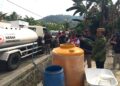 Bupati Bone Bolango, Ismet Mile, turun langsung memimpin penyaluran air bersih bagi warga terdampak di Desa Tamboo dan Desa Lonuo, Kecamatan Tilongkabila, Jumat (31/7/2026). (F.Indra/Diskominfo)