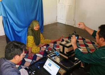 Dinas Kependudukan dan Pencatatan Sipil (Disdukcapil) Kabupaten Bone Bolango kembali melaksanakan pelayanan jemput bola melalui perekaman KTP elektronik (KTP-el) bagi penyandang disabilitas di Desa Poowo Barat, Kamis (30/7/2026).