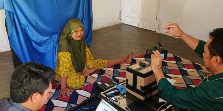 Dinas Kependudukan dan Pencatatan Sipil (Disdukcapil) Kabupaten Bone Bolango kembali melaksanakan pelayanan jemput bola melalui perekaman KTP elektronik (KTP-el) bagi penyandang disabilitas di Desa Poowo Barat, Kamis (30/7/2026).
