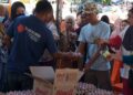 Sebanyak 1.000 paket bahan kebutuhan pokok bersubsidi disalurkan kepada masyarakat pada Pasar Murah Bersubsidi yang digelar di Lapangan Taruna Jaya, Desa Bilungala, Kecamatan Bonepantai, Jumat (31/7/2026). (F.Fauzi/Diskominfo)