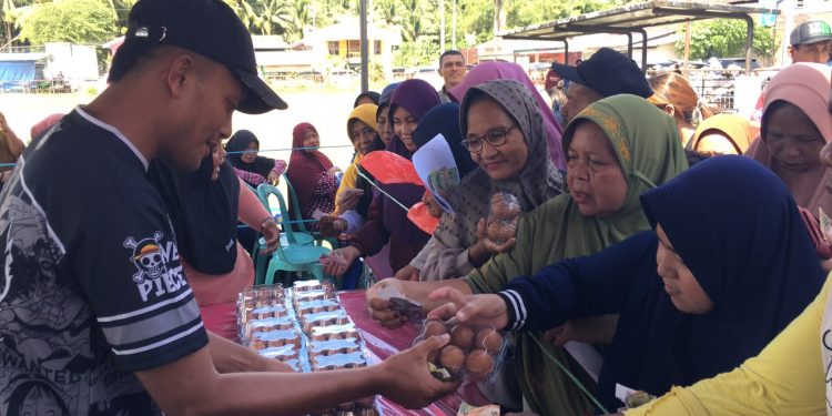 Ratusan warga memadati lokasi Pasar Murah Bersubsidi yang digelar di Lapangan Duano, Kecamatan Suwawa Tengah, Selasa (14/7/2026). (F.Indra/Diskominfo