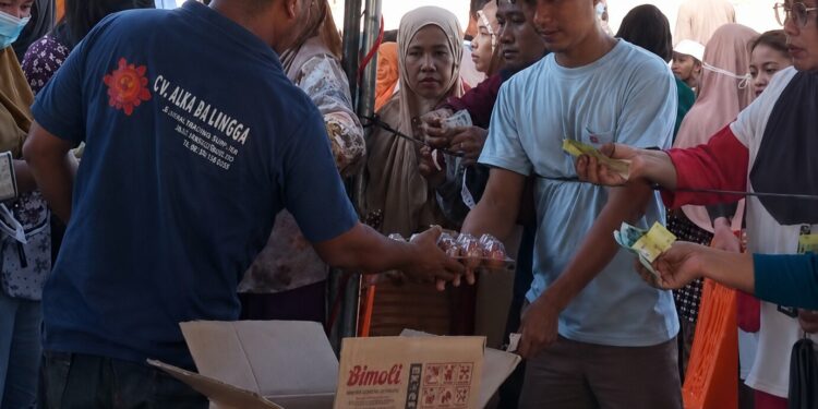 Sebanyak 1.000 paket bahan kebutuhan pokok bersubsidi disalurkan kepada masyarakat pada Pasar Murah Bersubsidi yang digelar di Lapangan Taruna Jaya, Desa Bilungala, Kecamatan Bonepantai, Jumat (31/7/2026). (F.Fauzi/Diskominfo)