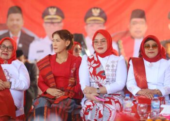 Ketua DWP Bone Bolango, Nurliana Iwan Mustapa saat menghadiri pelaksanaan Upacara HUT ke-81 Kemerdekaan Republik Indonesia di Lapangan Alun-Alun Bone Bolango, Senin (17/8/2026). (Foto Onal/Prokopim)