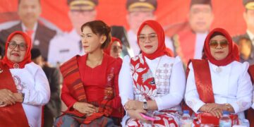 Ketua DWP Bone Bolango, Nurliana Iwan Mustapa saat menghadiri pelaksanaan Upacara HUT ke-81 Kemerdekaan Republik Indonesia di Lapangan Alun-Alun Bone Bolango, Senin (17/8/2026). (Foto Onal/Prokopim)